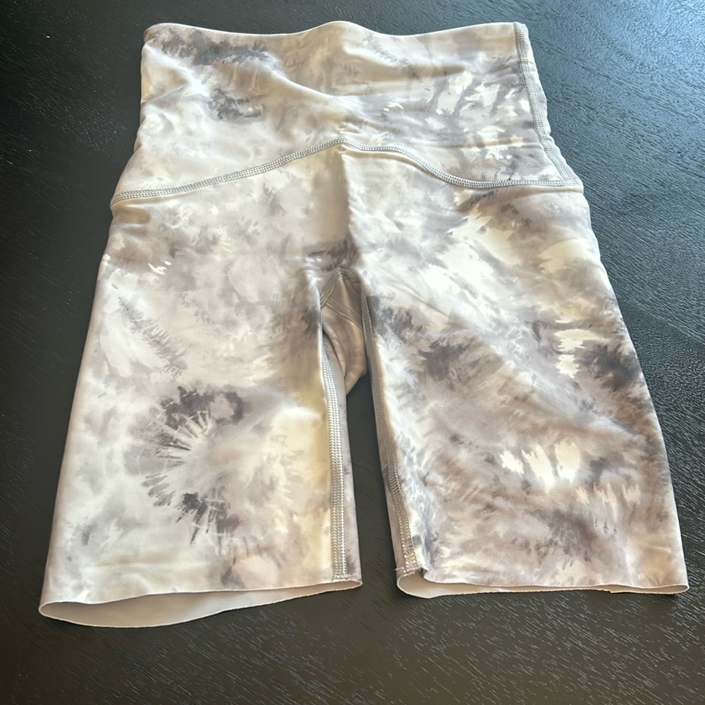 NWOT Spanx Booty Boost Cloudy Tie Dye 8” Active Bike Shorts. Size XS.